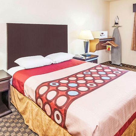 Super 8 By Wyndham Calgary/Airport Hotel Екстериор снимка