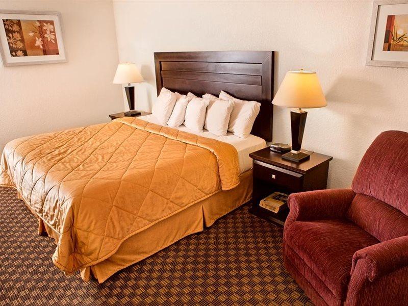Super 8 By Wyndham Calgary/Airport Hotel Екстериор снимка