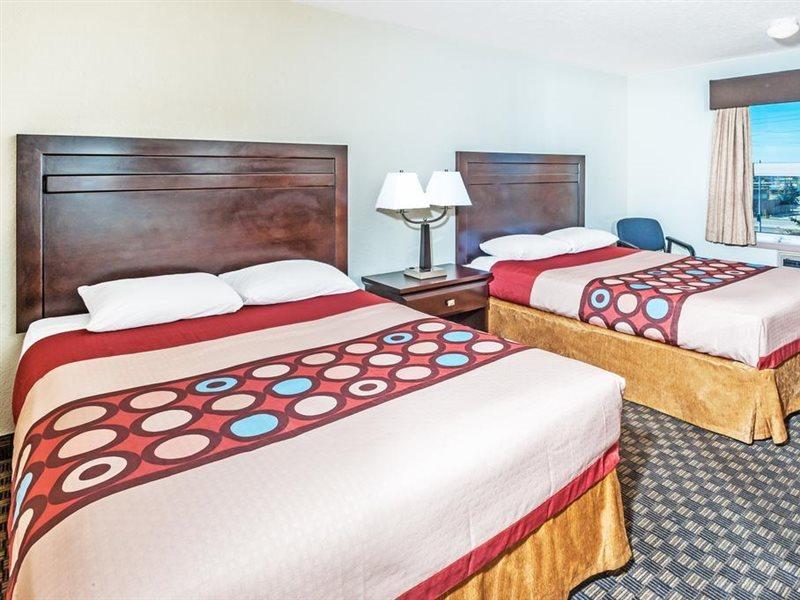 Super 8 By Wyndham Calgary/Airport Hotel Екстериор снимка