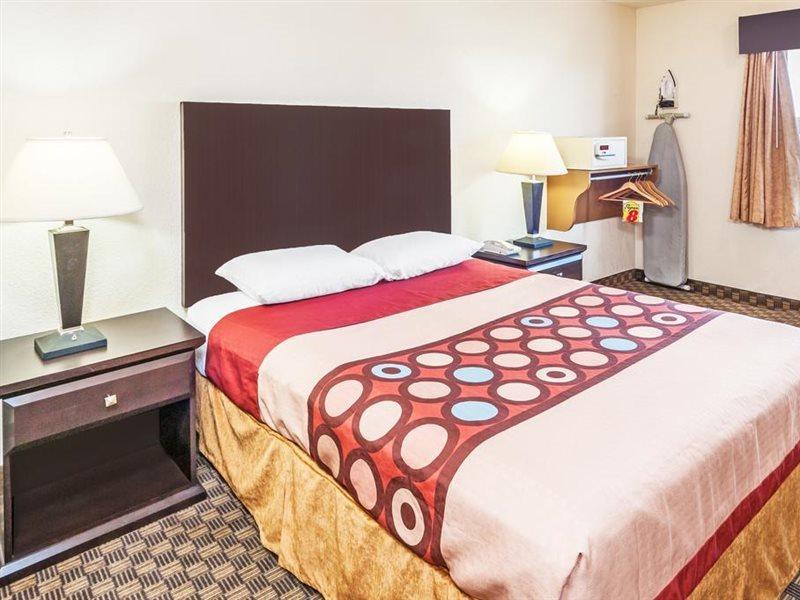 Super 8 By Wyndham Calgary/Airport Hotel Екстериор снимка