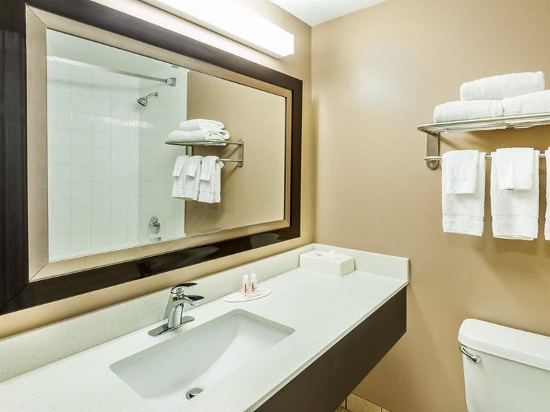 Super 8 By Wyndham Calgary/Airport Hotel Екстериор снимка