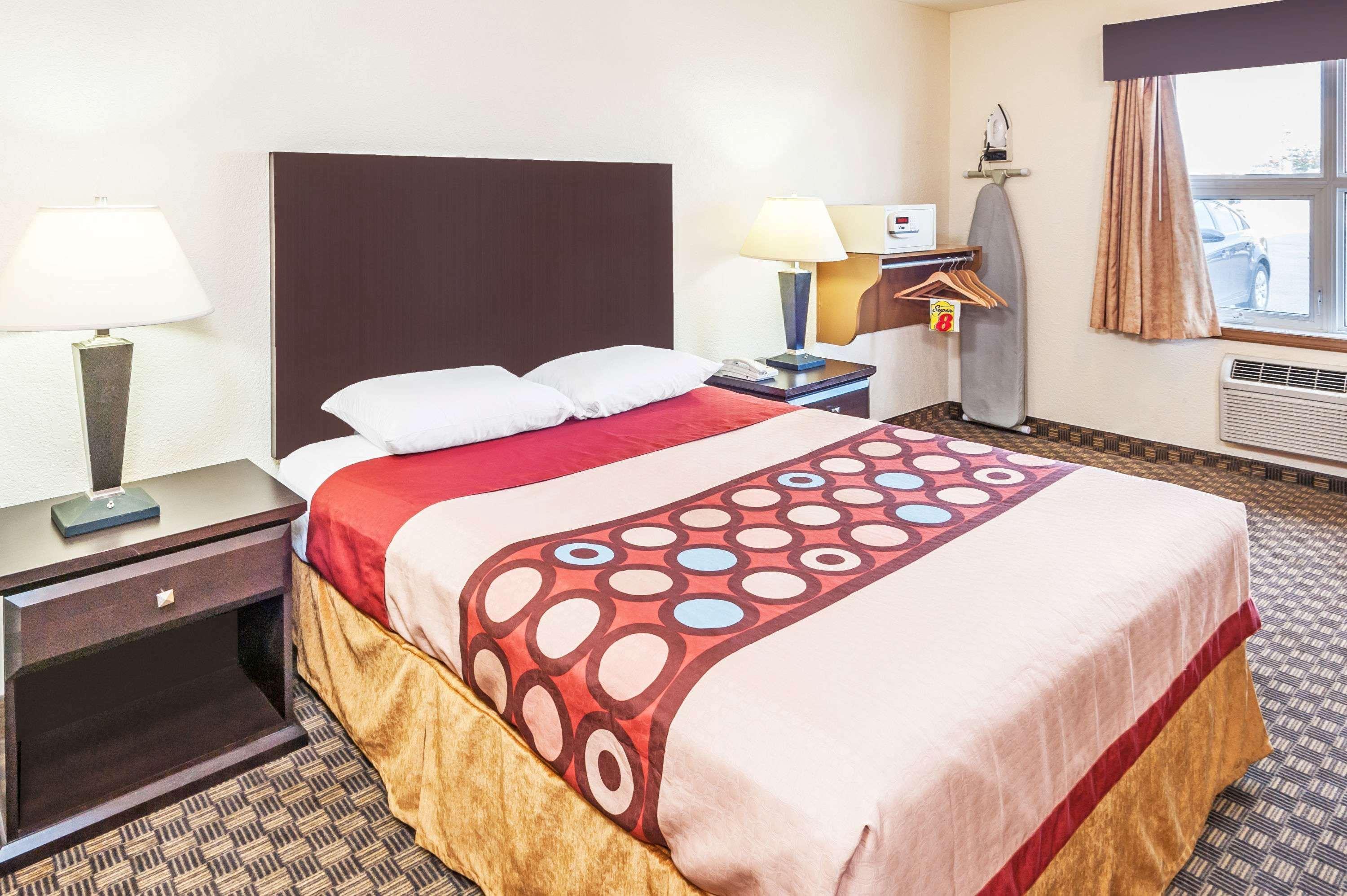 Super 8 By Wyndham Calgary/Airport Hotel Екстериор снимка