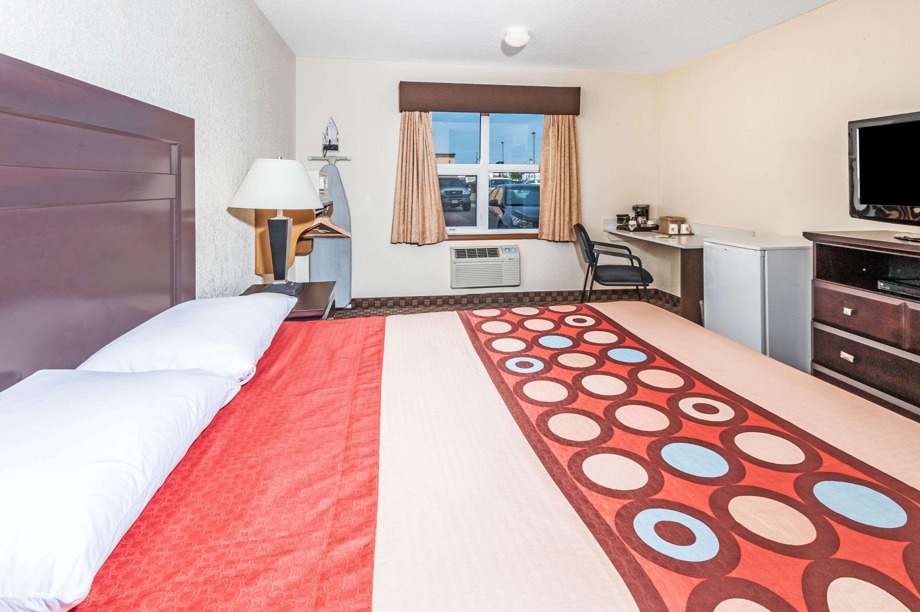 Super 8 By Wyndham Calgary/Airport Hotel Екстериор снимка