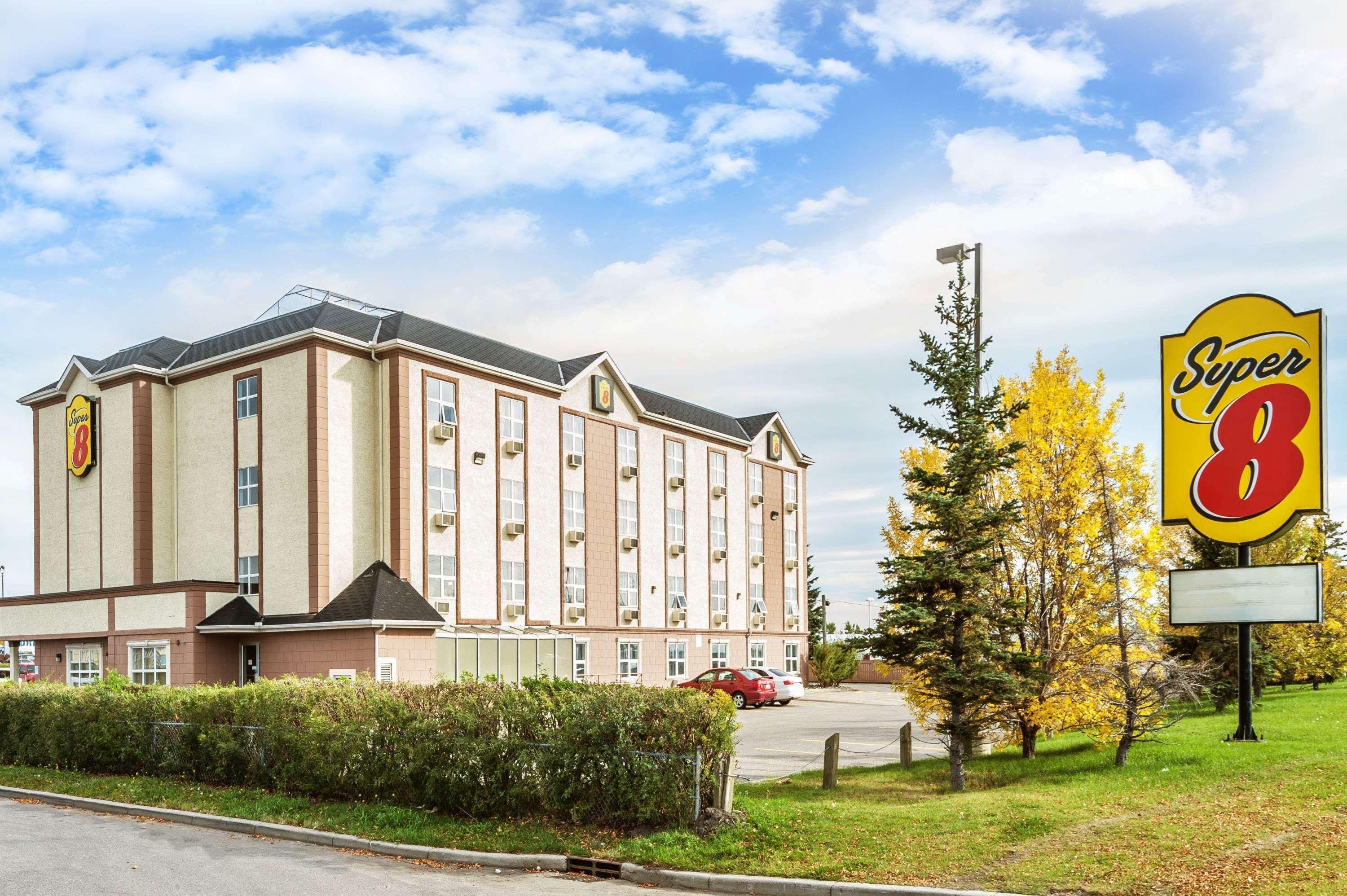 Super 8 By Wyndham Calgary/Airport Hotel Екстериор снимка
