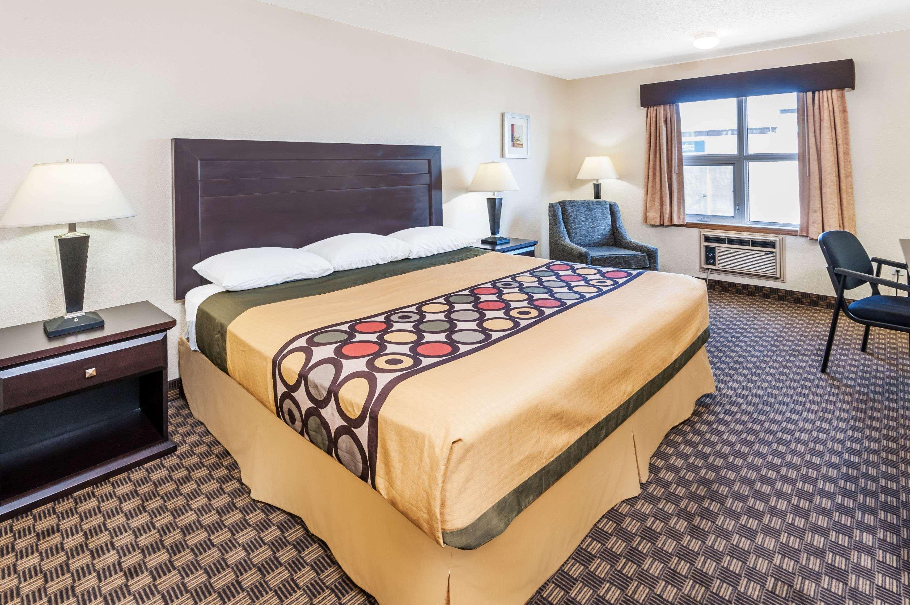 Super 8 By Wyndham Calgary/Airport Hotel Екстериор снимка