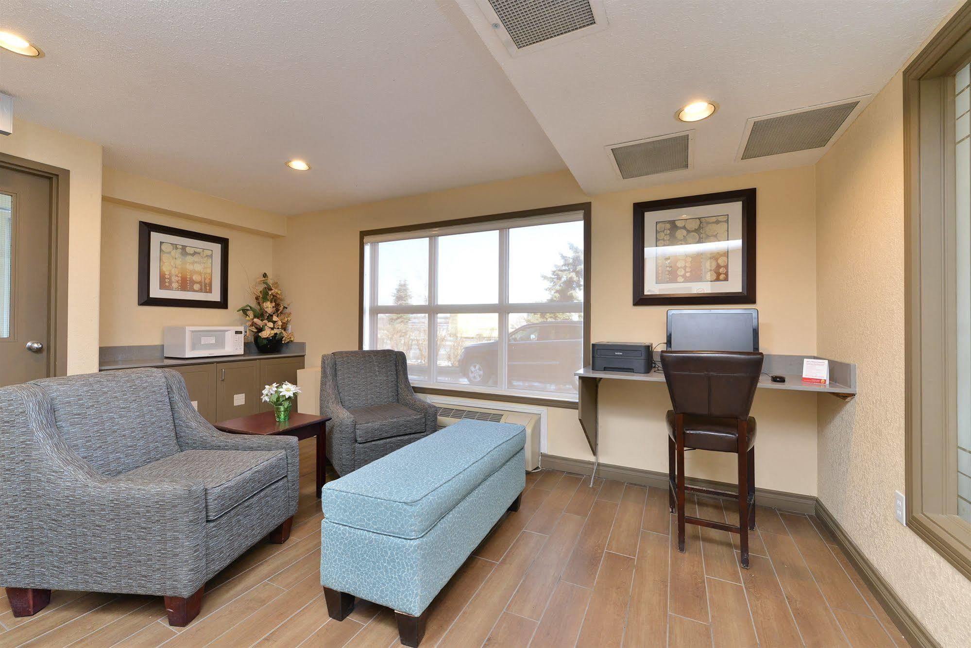 Super 8 By Wyndham Calgary/Airport Hotel Екстериор снимка