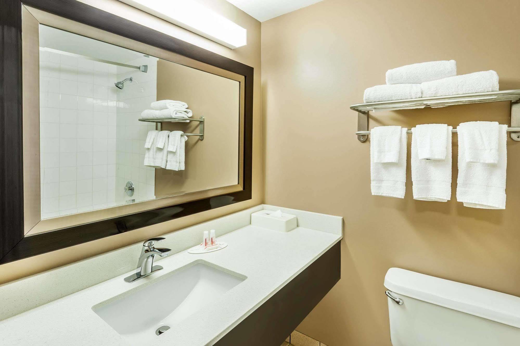 Super 8 By Wyndham Calgary/Airport Hotel Екстериор снимка