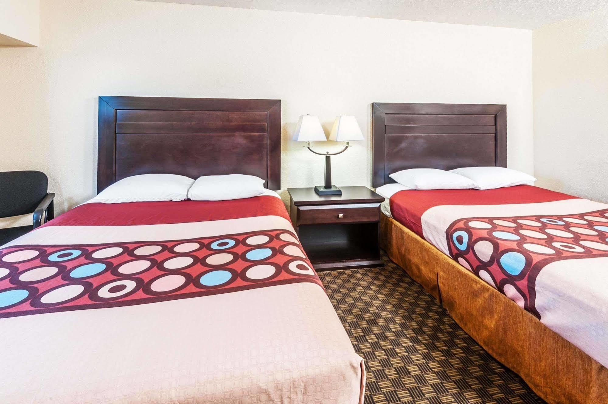 Super 8 By Wyndham Calgary/Airport Hotel Екстериор снимка