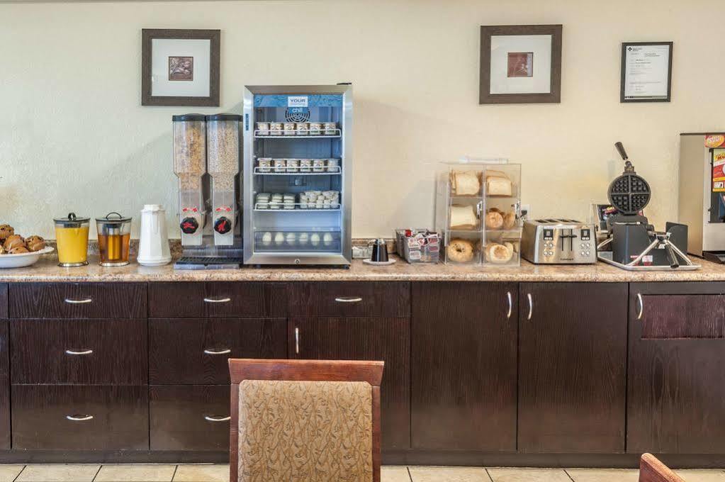 Super 8 By Wyndham Calgary/Airport Hotel Екстериор снимка